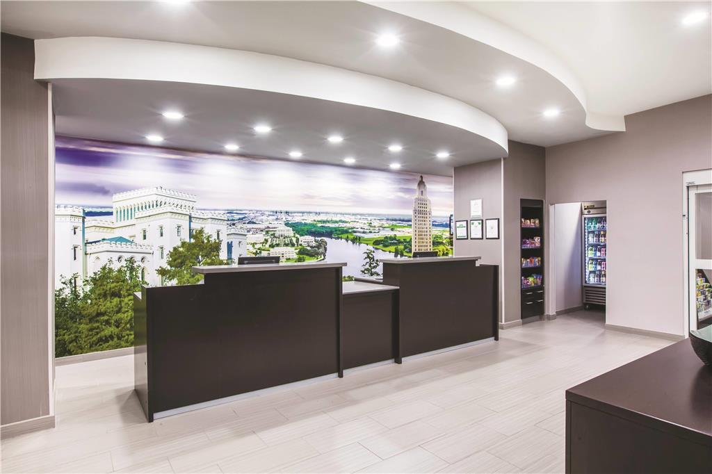 La Quinta By Wyndham Baton Rouge Denham Springs Hotel Interior photo